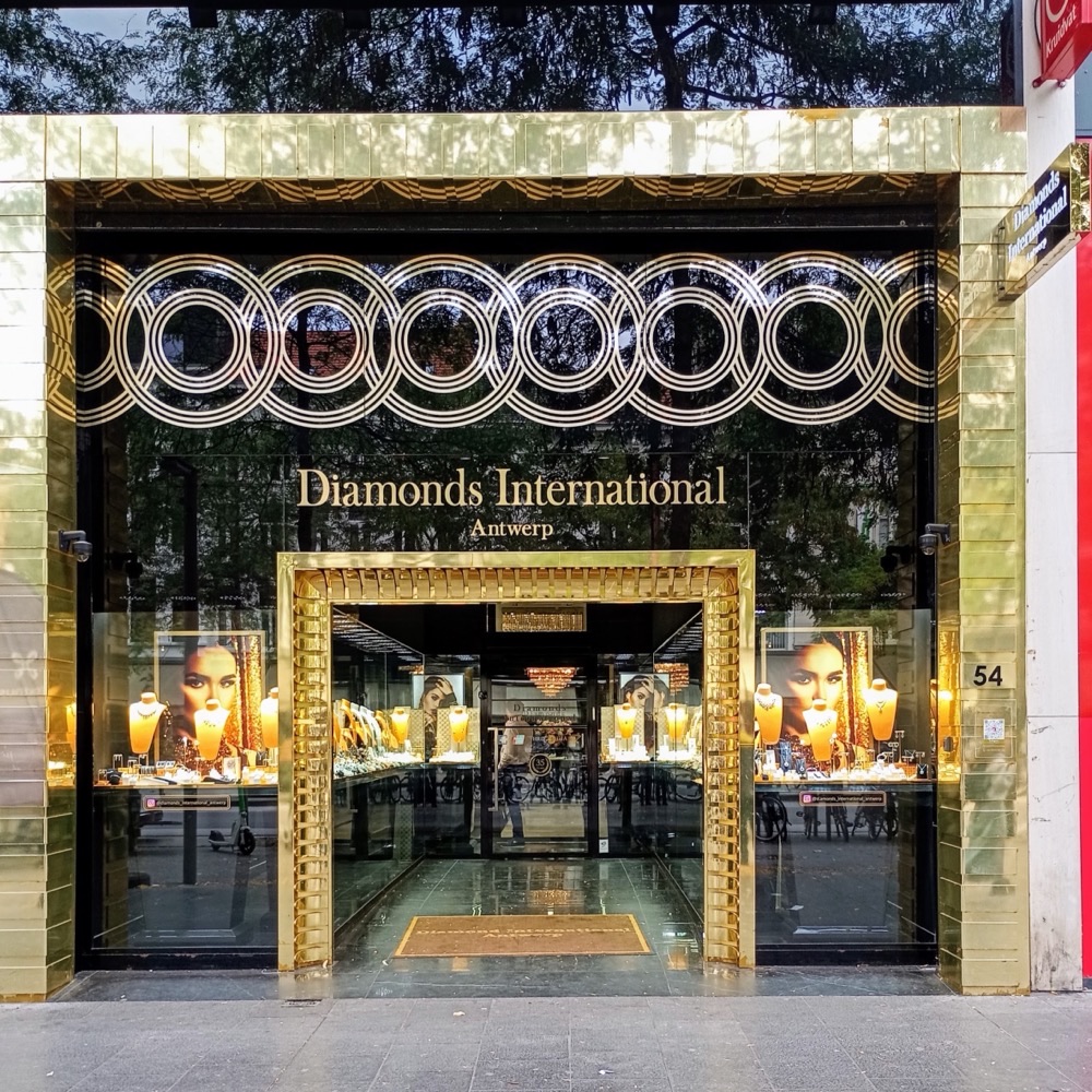 The gold facade of Diamonds International at De Keyserlei 54